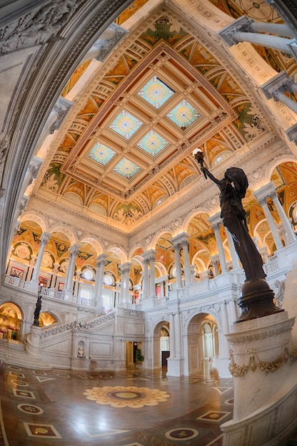 Vista panorámica de la escalera de mármol de la Biblioteca del Congreso