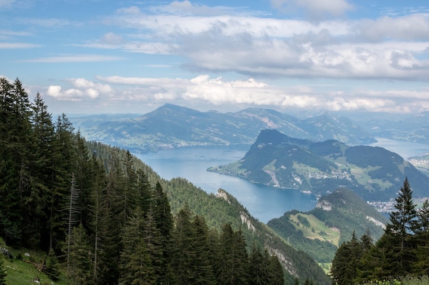 Vista panorámica de la escena del lago y las montañas de Lucerna en Pilatus de Lucerna, Suiza, Europa. Paisaje de verano, clima soleado, espectacular cielo azul y día soleado
