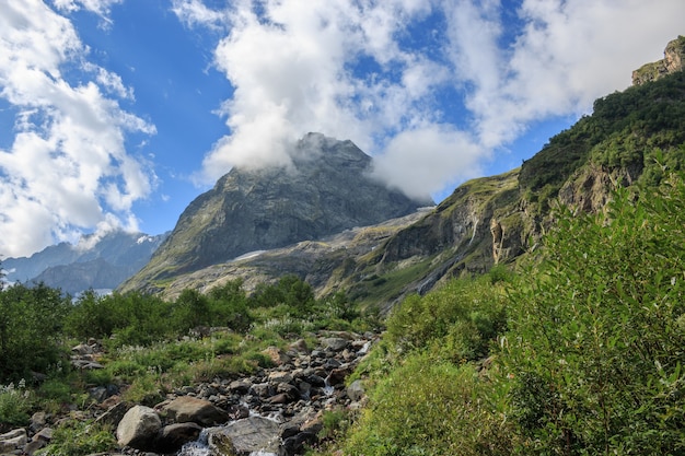 Vista panorámica de la escena de las montañas en el parque nacional de Dombay, Cáucaso, Rusia. Paisaje de verano, clima soleado, espectacular cielo azul y día soleado