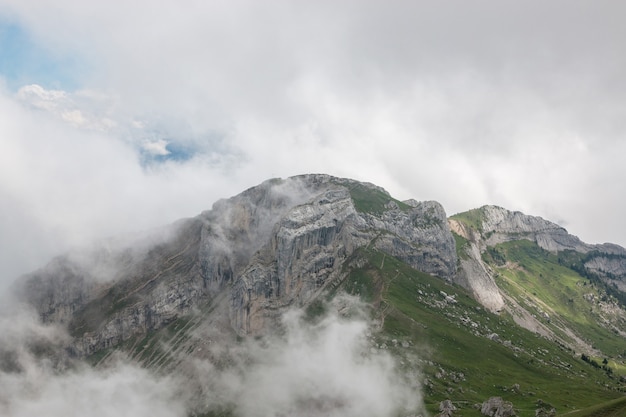 Vista panorámica de la escena de las montañas de la parte superior Pilatus Kulm en el parque nacional de Lucerna, Suiza, Europa. Paisaje de verano, clima soleado, espectacular cielo azul y día soleado