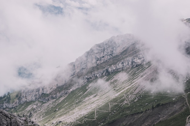 Vista panorámica de la escena de las montañas de la parte superior Pilatus Kulm en el parque nacional de Lucerna, Suiza, Europa. Paisaje de verano, clima soleado, espectacular cielo azul y día soleado