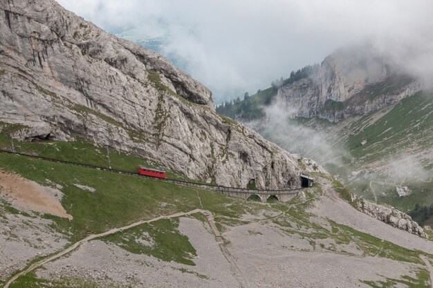 Vista panorámica de la escena de las montañas de la parte superior Pilatus Kulm en el parque nacional de Lucerna, Suiza, Europa. Paisaje de verano, clima soleado, espectacular cielo azul y día soleado