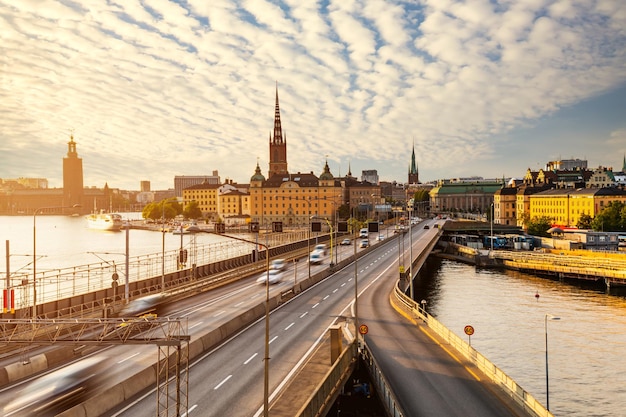Vista panorámica escénica de Gamla Stan vista de edificios antiguos y tráfico de automóviles en el puente Estocolmo Suecia