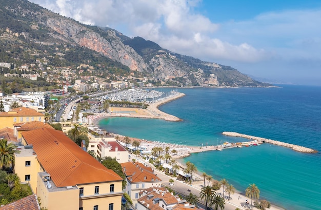 Vista panorámica escénica del paseo marítimo de Menton y de la ciudad histórica en la Riviera francesa Costa Azul