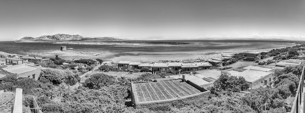 Vista panorámica escénica de la playa de La Pelosa, uno de los lugares costeros más hermosos del Mediterráneo, ubicado en la ciudad de Stintino, al norte de Cerdeña, Italia