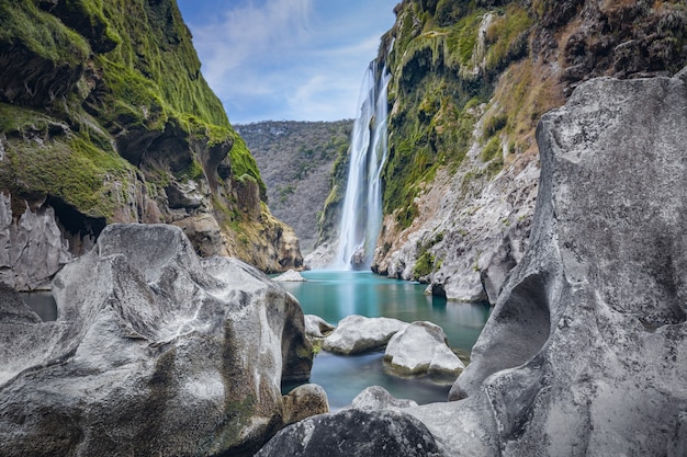 Vista panorámica de la espectacular cascada de Tamul en el río Tampaon, Huasteca Potosina, México