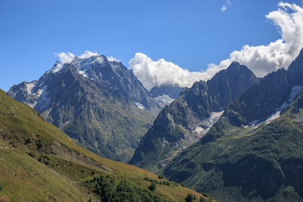 Vista panorámica del espectacular cielo azul y la escena de las montañas en el parque nacional Dombay, Cáucaso, Rusia. Paisaje de verano y día soleado.