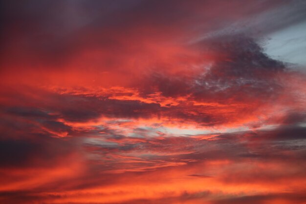 Vista panorámica del espectacular cielo durante la puesta de sol