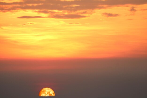 Vista panorámica del espectacular cielo durante la puesta de sol