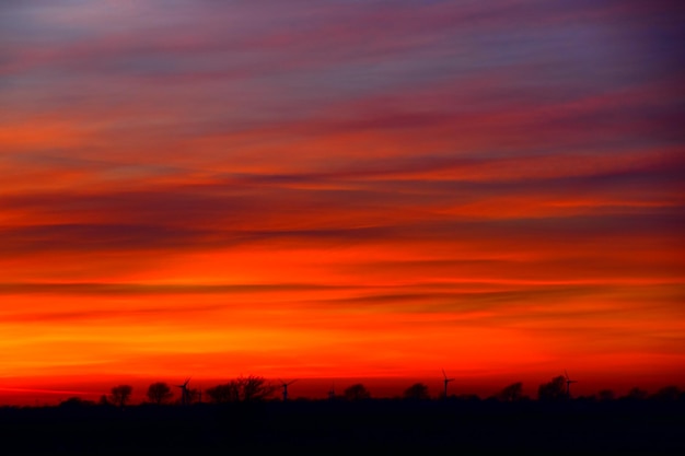 Vista panorámica del espectacular cielo durante la puesta de sol