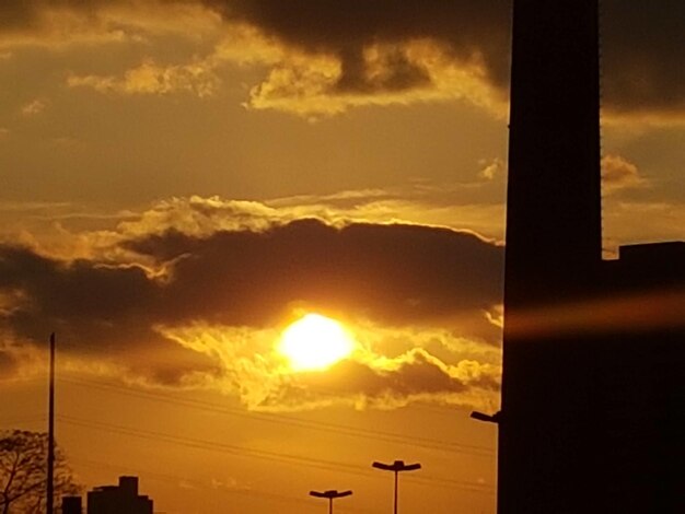 Foto vista panorámica del espectacular cielo durante la puesta de sol