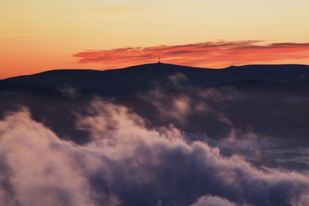 Vista panorámica del espectacular cielo durante la puesta de sol