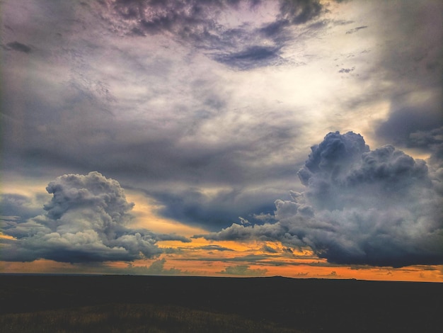 Foto vista panorámica del espectacular cielo durante la puesta de sol