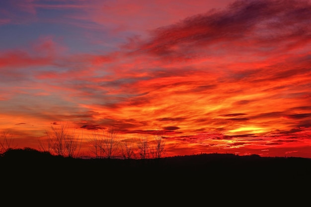 Foto vista panorámica del espectacular cielo durante la puesta de sol