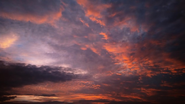 Foto vista panorámica del espectacular cielo durante la puesta de sol