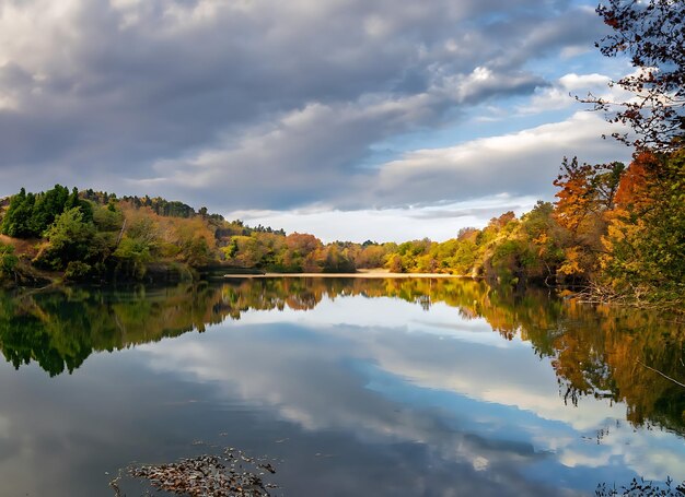 Vista panorámica del espejo como reflejo del lago Carces en el sur de Francia en colores otoñales