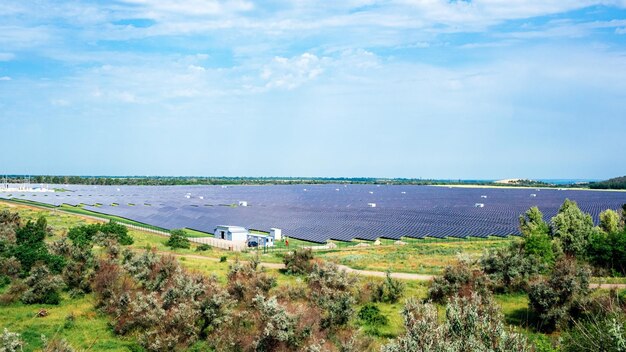 Vista panorámica de la estación de energía fotovoltaica parque solar granja solar planta de energía solar banner con