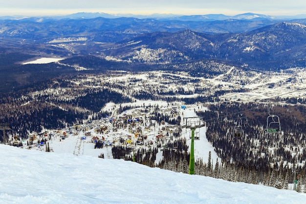 Vista panorámica de la estación de esquí Sheregesh, Siberia, Rusia.