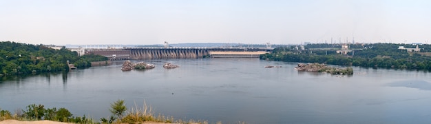Vista panorámica de la estación hidroeléctrica de Dnieper en Ucrania
