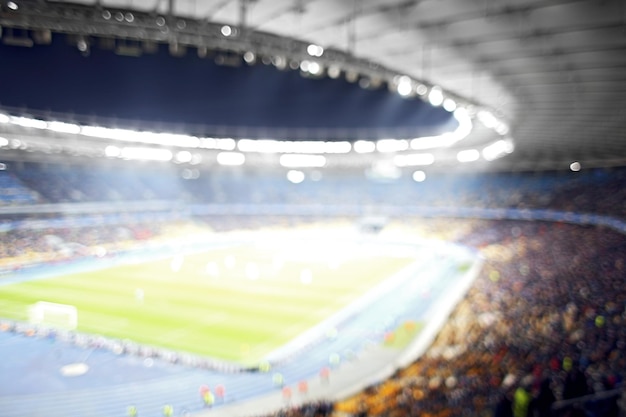 Vista panorámica del estadio moderno durante el partido de fútbol fondo borroso