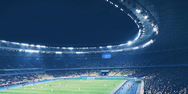 Vista panorámica del estadio moderno durante el partido de fútbol