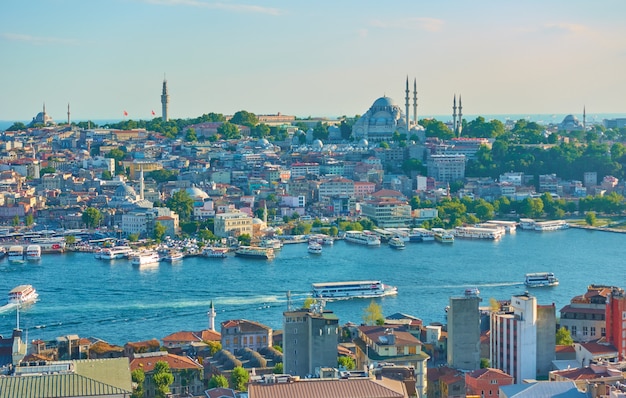 Vista panorámica de Estambul en las noches de verano, Turquía