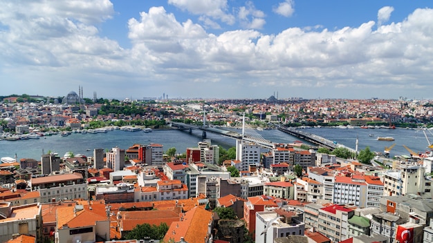 Vista panorámica de Estambul desde la torre de Galata. Puentes, Mezquitas y Bósforo. Istanbul, Turquía.