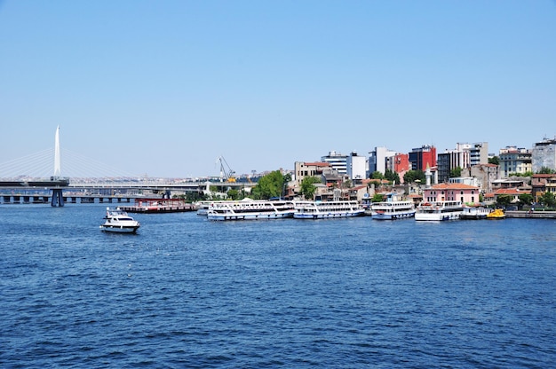 Vista panorámica de Estambul. Vista del Cuerno de Oro y barcos en el muelle. 09 de julio de 2021, Estambul, Turquía.