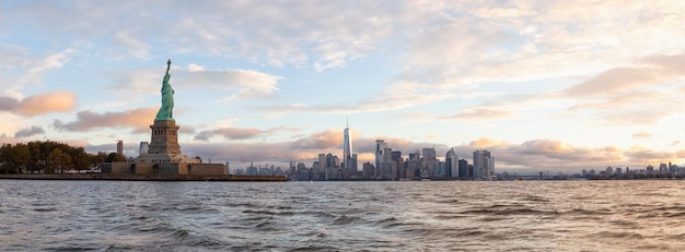 Vista panorámica de la Estatua de la Libertad y el centro de Manhattan