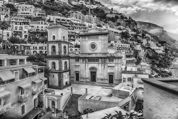 Vista panorámica con la fachada de la iglesia de Santa Maria Assunta, punto de referencia icónico en Positano, en la costa de Amalfi, en el sur de Italia.