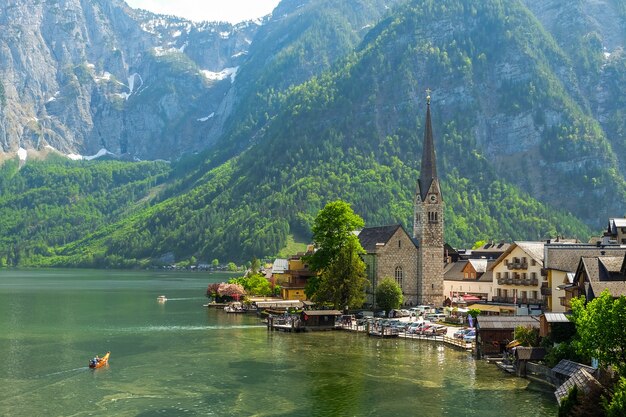 Vista panorámica de la famosa aldea de montaña de Hallstatt y la iglesia evangélica con el lago Hallstatter