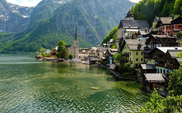 Vista panorámica de la famosa aldea de montaña de Hallstatt y la iglesia evangélica con el lago Hallstatter