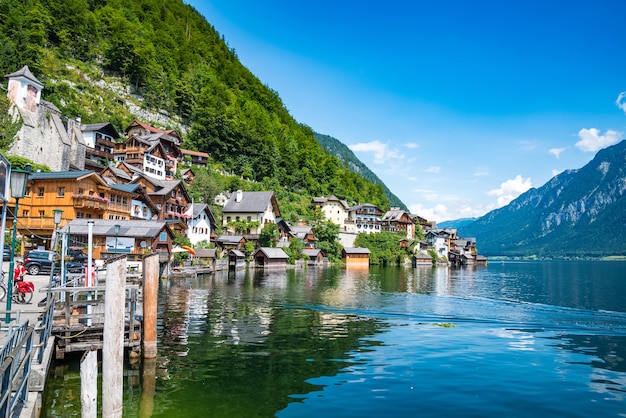 Vista panorámica de la famosa ciudad junto al lago Hallstatt, región de Salzkammergut, Austria