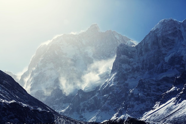 Vista panorámica del famoso pico rocoso de Jannu en la región de Kanchenjunga, Himalaya, Nepal.