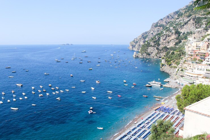 Vista panorámica del famoso pueblo de Positano en la costa de Amalfi, Italia