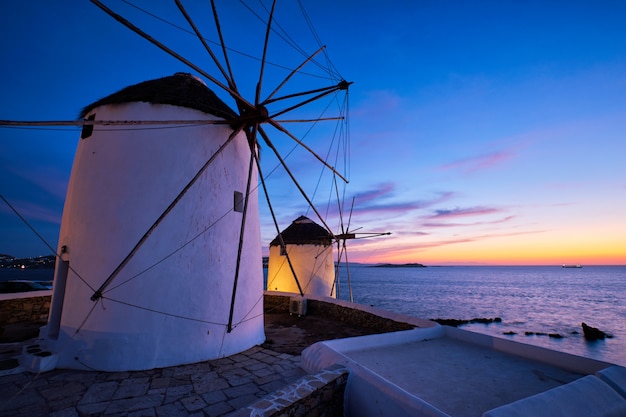 Vista panorámica de los famosos molinos de viento de la ciudad de Mykonos Chora.