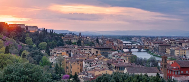 Vista panorámica de Florencia al atardecer con al fondo la Basílica de Santo Spirito Basílica Inglesa del Espíritu Santo y su torre la Iglesia de San Frediano en Cestello y Ponte Vecchio