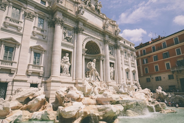 Vista panorámica de la Fontana di Trevi en el distrito de Trevi en Roma, Italia. Diseñado por el arquitecto italiano Nicola Salvi y completado por Giuseppe Pannini