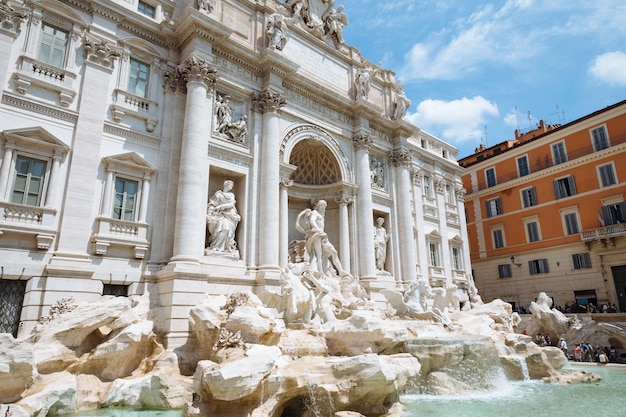 Vista panorámica de la Fontana di Trevi en el distrito de Trevi en Roma, Italia. Diseñado por el arquitecto italiano Nicola Salvi y completado por Giuseppe Pannini