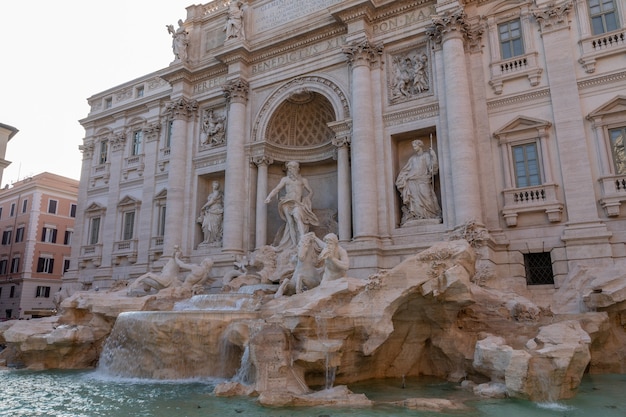 Vista panorámica de la Fontana di Trevi en el distrito de Trevi en Roma, Italia. Diseñado por el arquitecto italiano Nicola Salvi y completado por Giuseppe Pannini