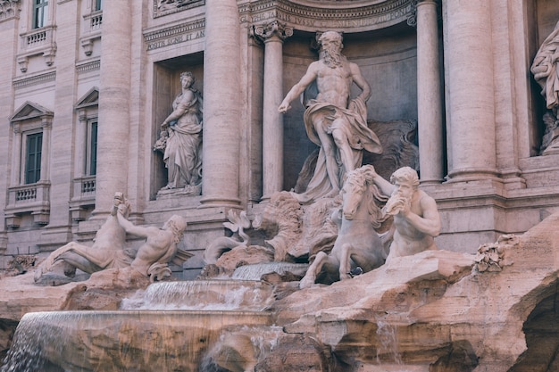 Vista panorámica de la Fontana di Trevi en el distrito de Trevi en Roma, Italia. Diseñado por el arquitecto italiano Nicola Salvi y completado por Giuseppe Pannini