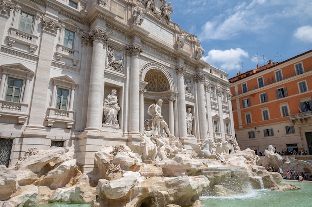 Vista panorámica de la Fontana di Trevi en el distrito de Trevi en Roma, Italia. Diseñado por el arquitecto italiano Nicola Salvi y completado por Giuseppe Pannini