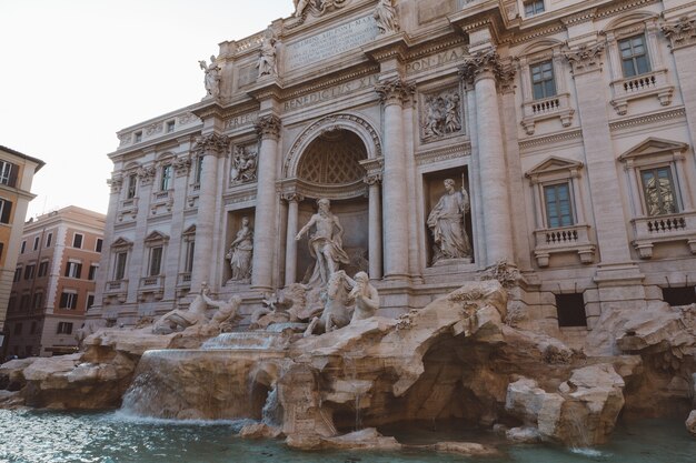 Vista panorámica de la Fontana di Trevi en el distrito de Trevi en Roma, Italia. Diseñado por el arquitecto italiano Nicola Salvi y completado por Giuseppe Pannini