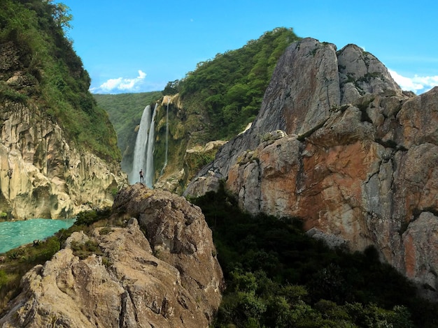 Vista panorámica de la formación rocosa en medio de los árboles contra el cielo