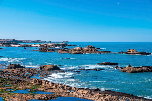 Vista panorámica de la formación rocosa y el paisaje marino contra el cielo azul claro