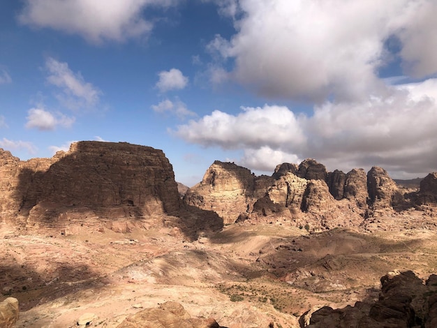 Vista panorámica de formaciones rocosas contra el cielo