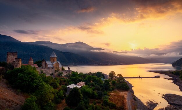 Vista panorámica de la fortaleza y el lago Ananuri al amanecer País de Georgia