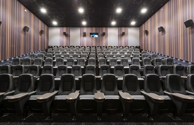 Vista panorámica frontal de los asientos en la sala de cine vacía