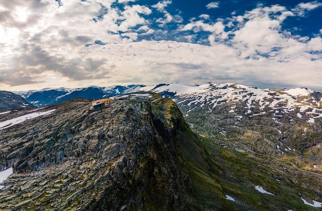 Vista panorámica de Geirangerfjord y montañas Dalsnibba mirador Noruega