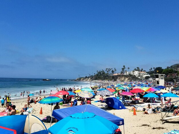 Foto vista panorámica de la gente en la playa contra el cielo azul